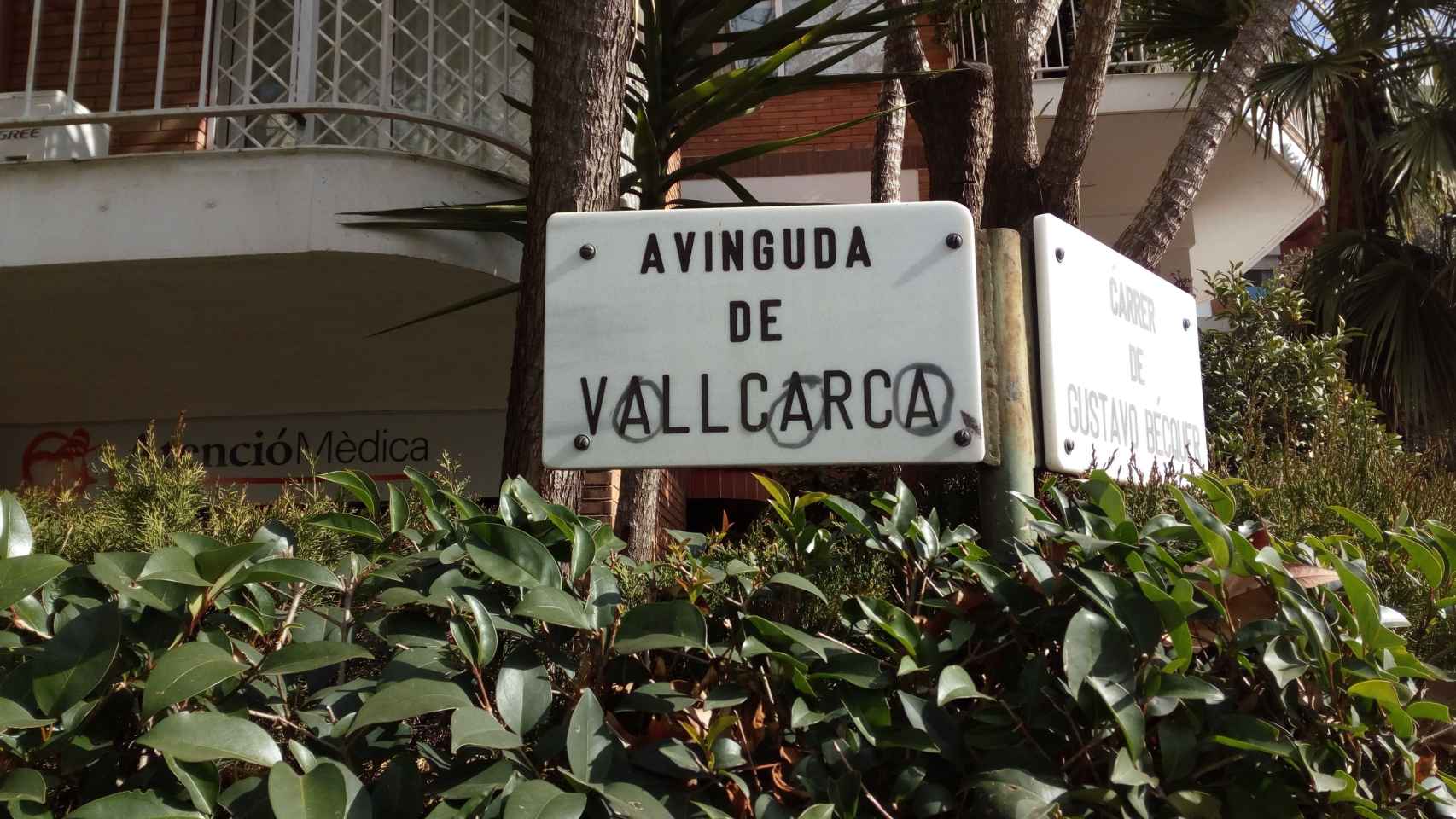 La avenida Vallcarca se anarquiza / HUGO FERNÁNDEZ