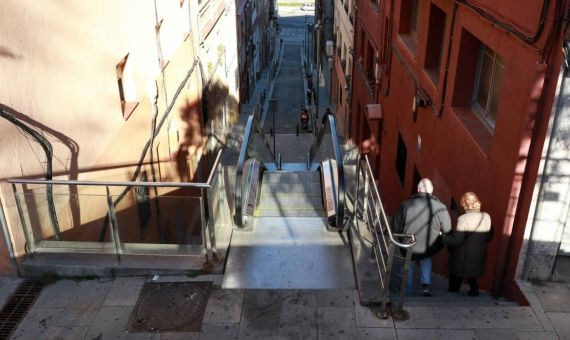 Las escaleras mecánicas son insuficientes para el barrio / HUGO FERNÁNDEZ