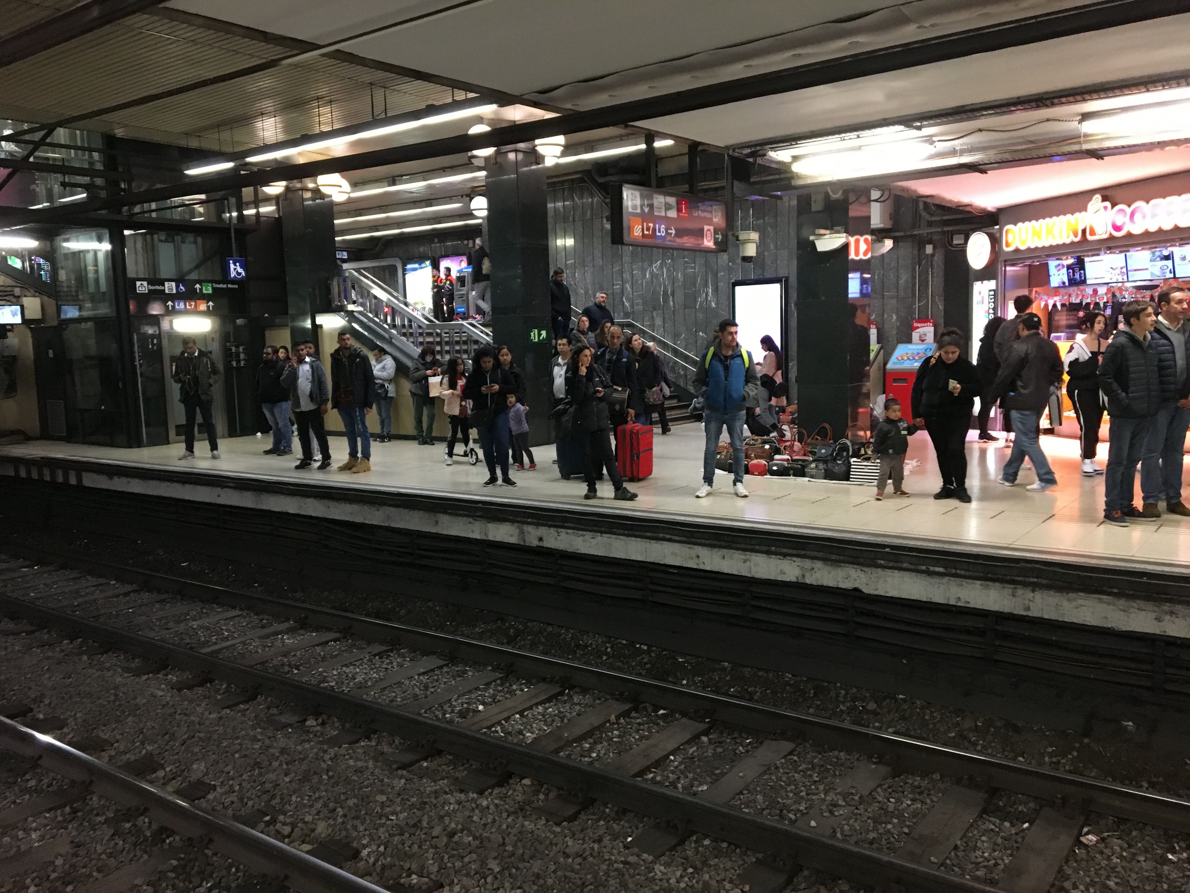 Los manteros habían ocupado hasta el andén de metro en plaza Catalunya / PABLO ALEGRE