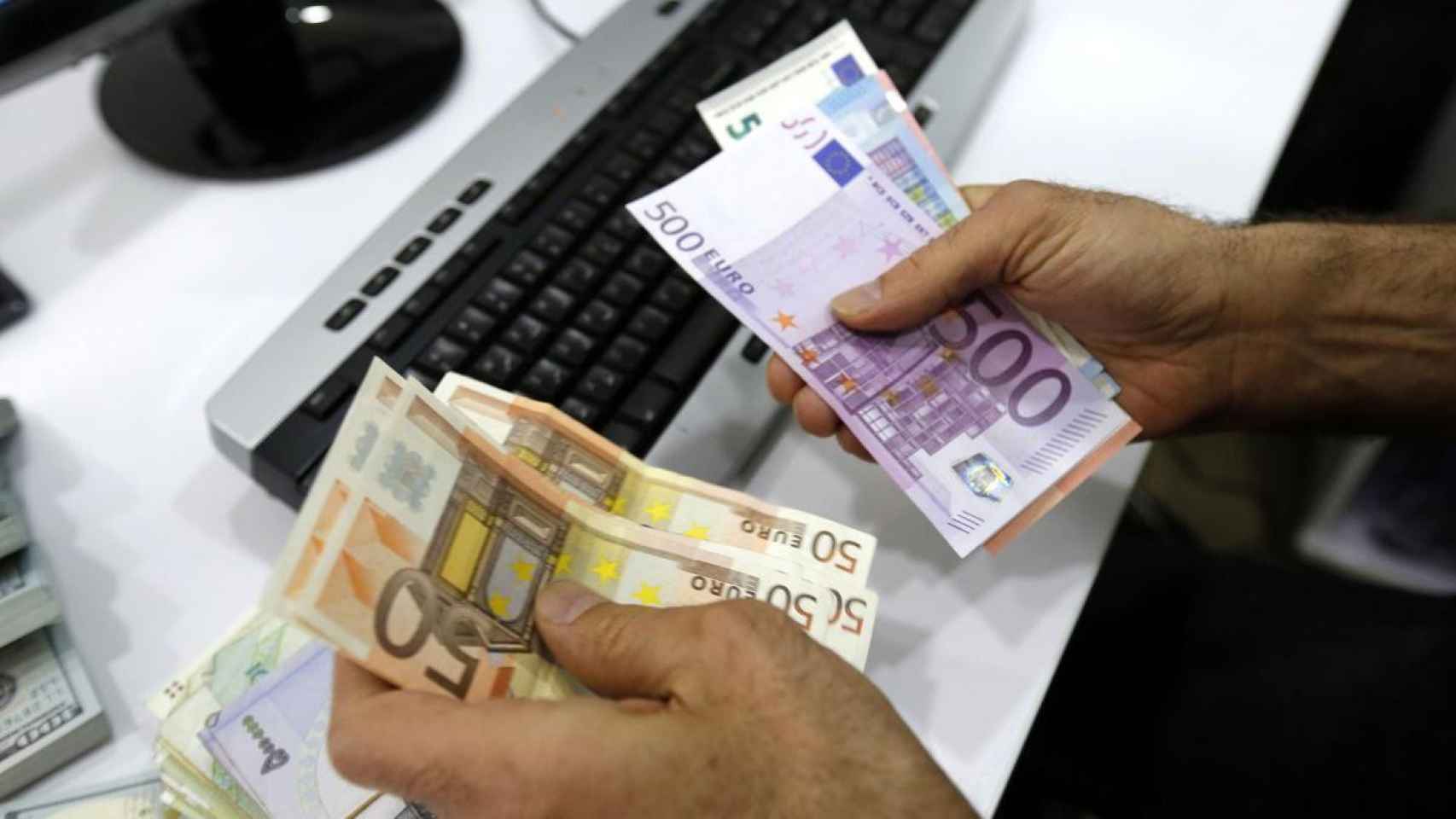 Un trabajador cuenta billetes de eurodivisas en una imagen de archivo