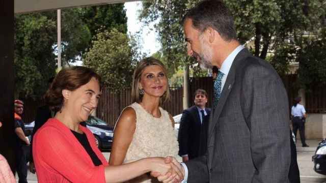 Ada Colau saluda al Rey Felipe VI en una recepción oficial / CASA REAL