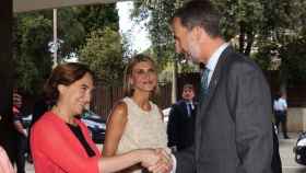 Ada Colau saluda al Rey Felipe VI en una recepción oficial / CASA REAL