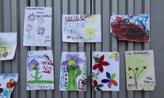 Dibujos de niños en los que se pide preservar Can Portabella y no construir el párking / HUGO FERNÁNDEZ