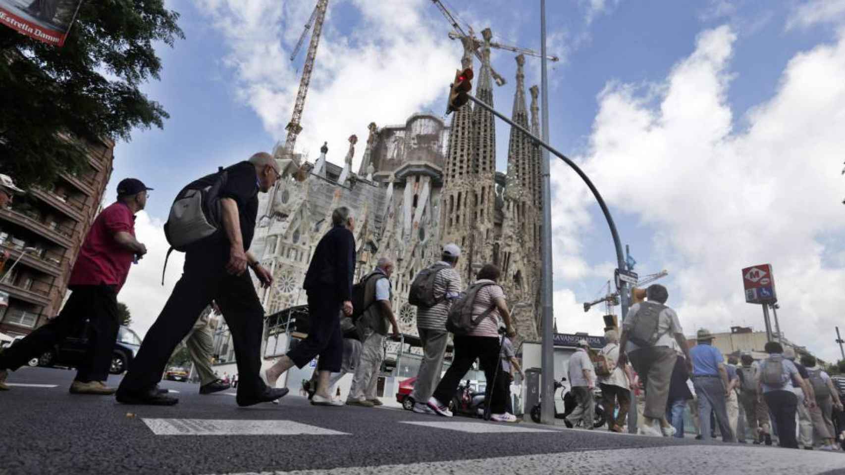 Un grupo de personas cruza una calle aledaña a la Sagrada Familia en Barcelona  / EFE
