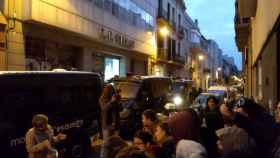 Concentración frente al edificio el Armadillo de Gràcia durante el desalojo / TWITTER