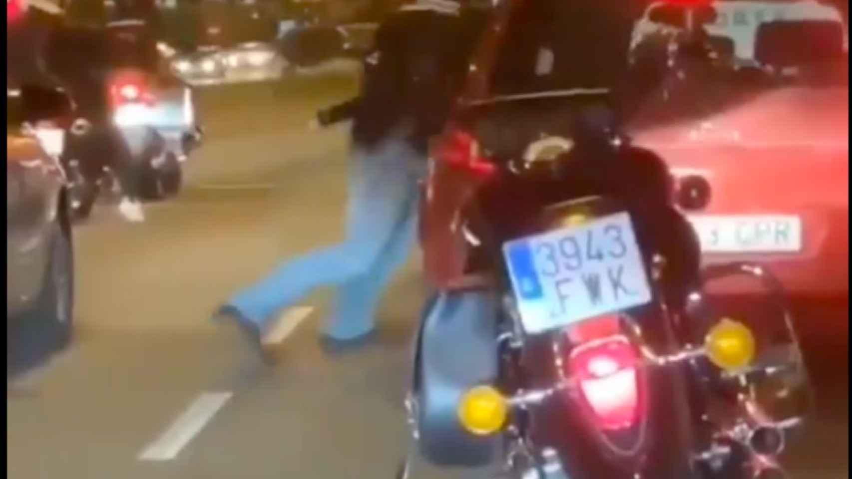 Imagen del vídeo de la agresión del motorista al conductor en Meridiana / @informerRaba
