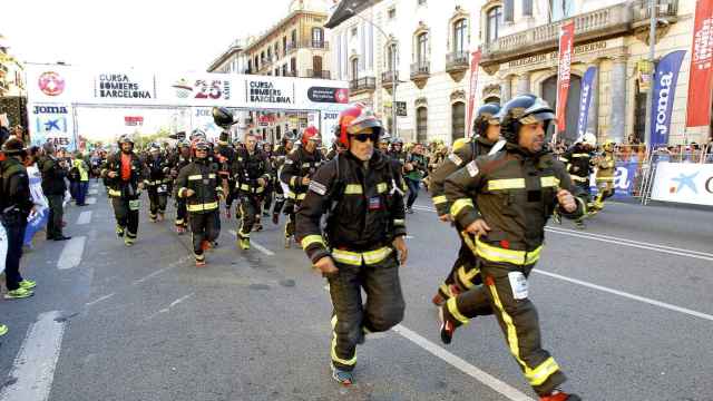 Bomberos en la salida de la carrera / Cursa de Bombers