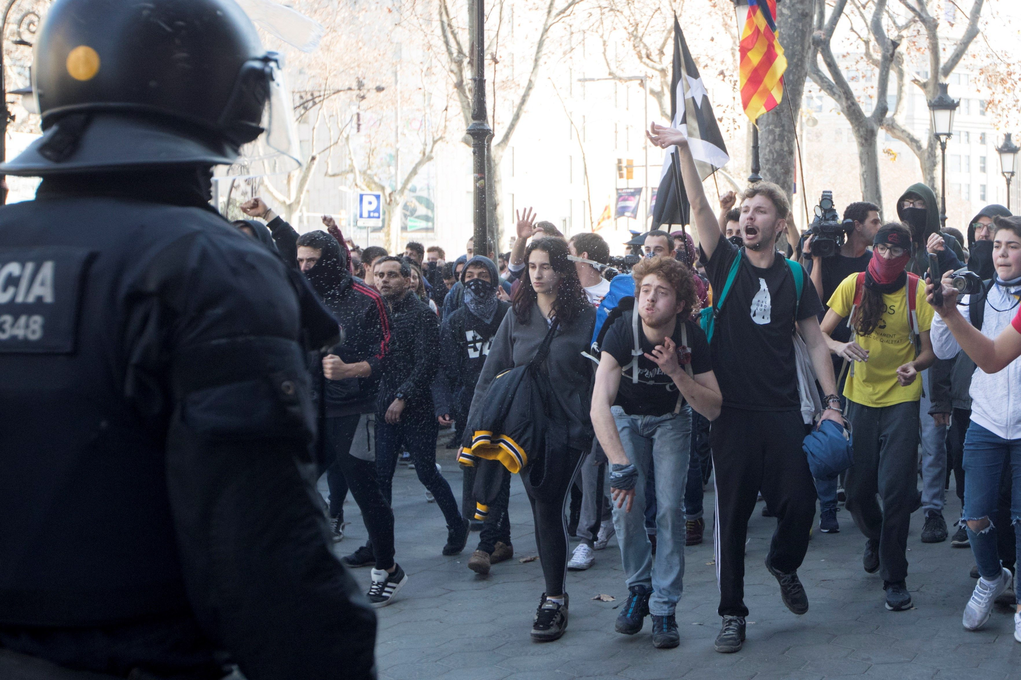 Participantes en una manifestación independentista increpan a los Mossos d'Esquadra /EFE/MARTA PÉREZ