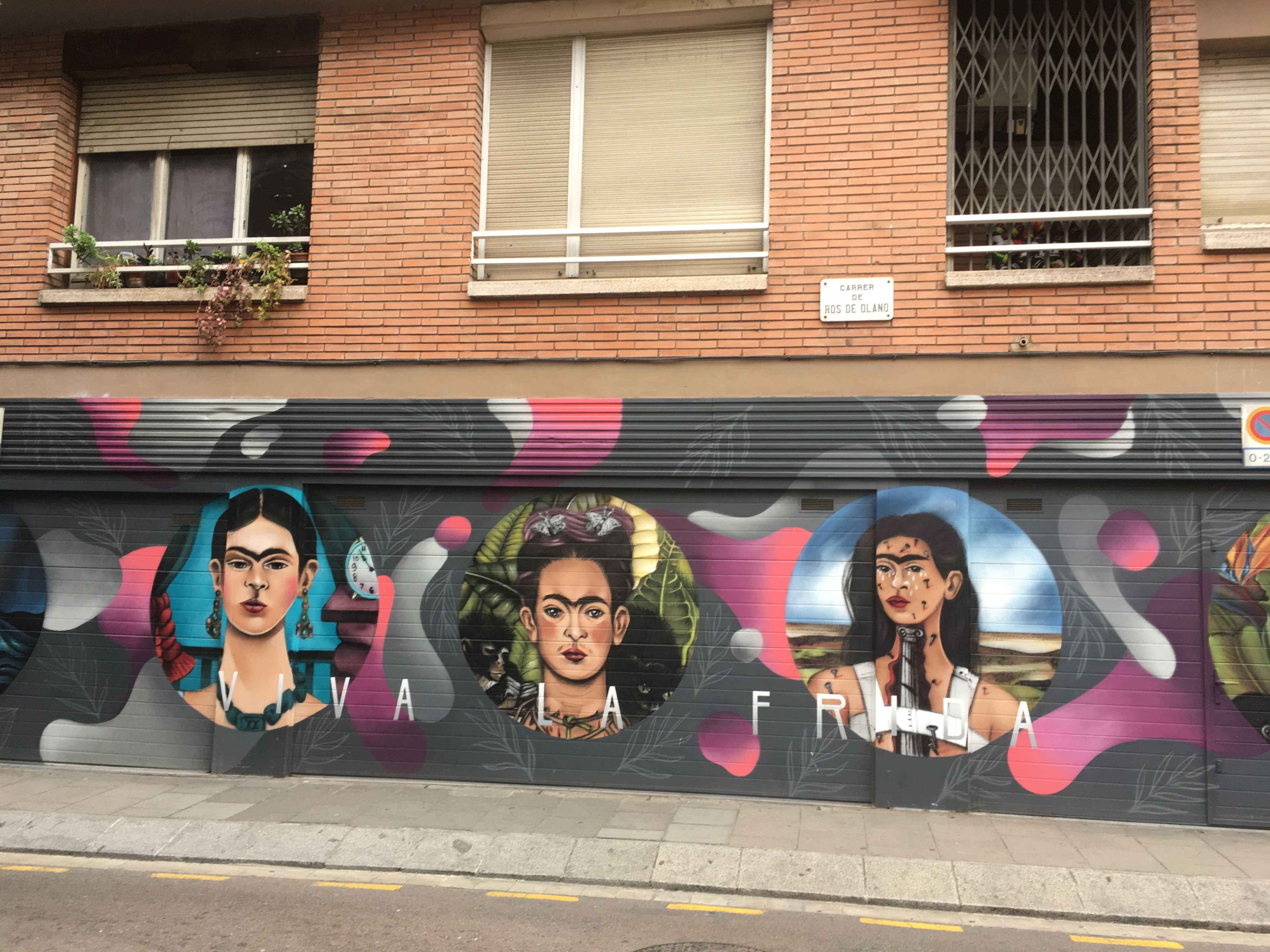 Un graffiti dedicado a Frida Kahlo en la calle Ros de Olano de Gràcia / METRÓPOLI