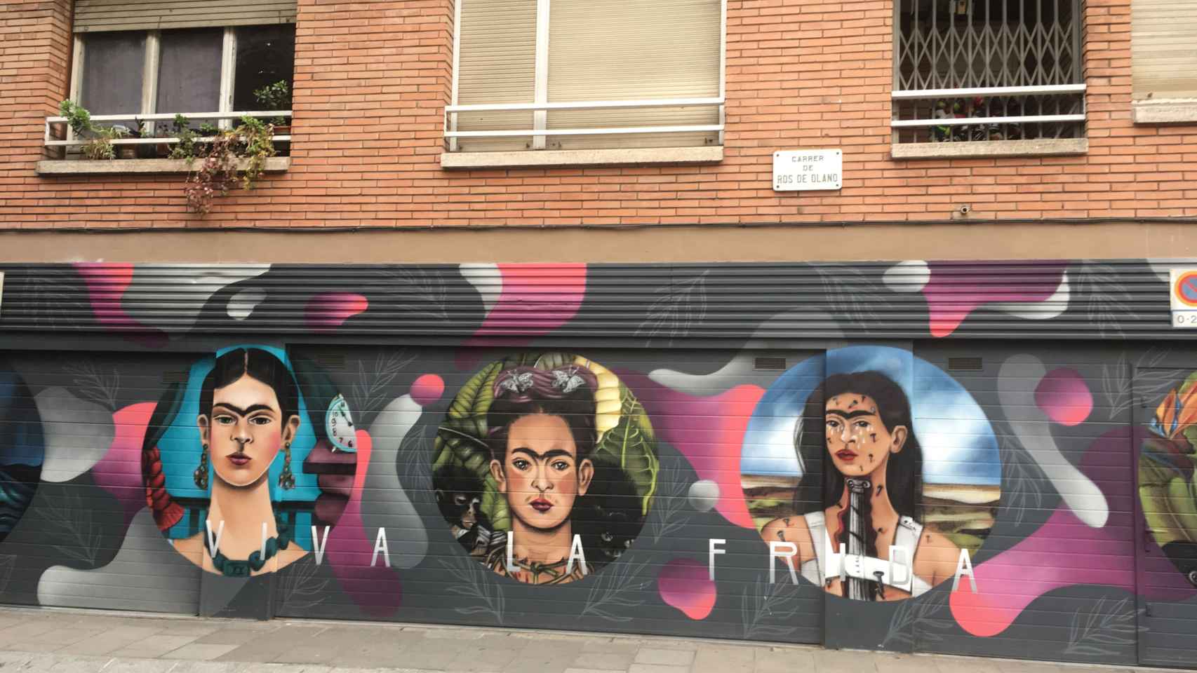 Un graffiti dedicado a Frida Kahlo en la calle Ros de Olano de Gràcia / METRÓPOLI