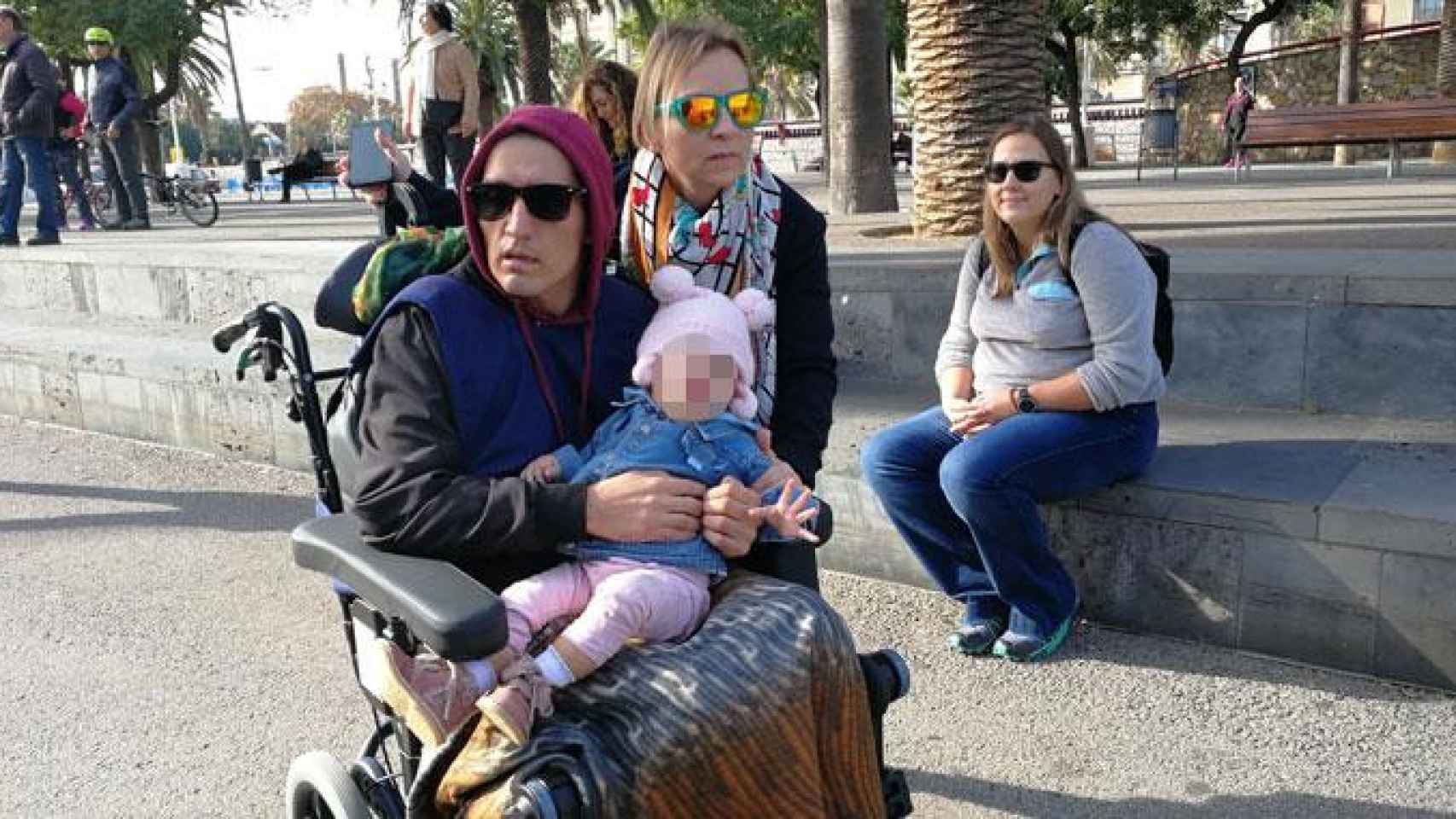Leo Higa en una silla de ruedas junto a su familia / CG
