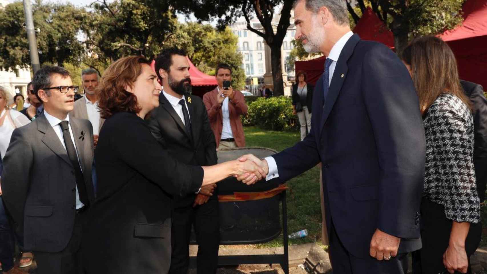 El Rey Felipe Vl saluda a la alcaldesa Ada Colau en una edición del MWC / EFE