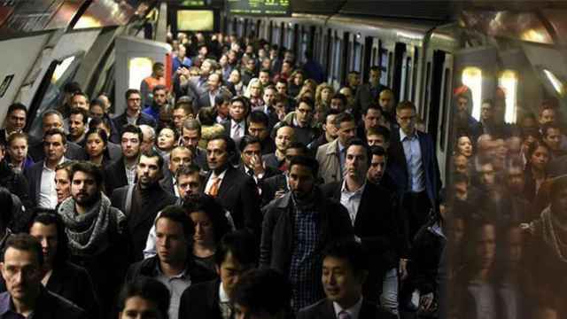 Aglomeración en una parada del metro de Barcelona, en una imagen de archivo / EFE