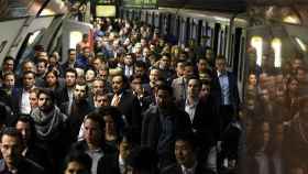 Aglomeración en una parada del metro de Barcelona, en una imagen de archivo / EFE