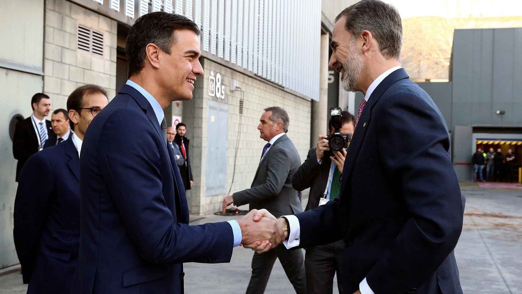 El presidente del Gobierno, Pedro Sánchez saluda al Rey Felipe VI en la primera jornada del MWC2019 / EFE