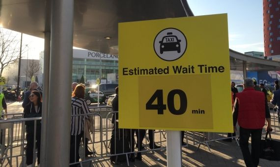 El tiempo de espera estimado para pillar un taxi en el MWC a las 17 horas era de 40 minutos / P. B.