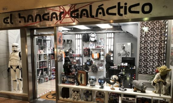 Vista desde el pasillo de la tienda especializada en Star Wars / EL HANGAR GALÁCTICO