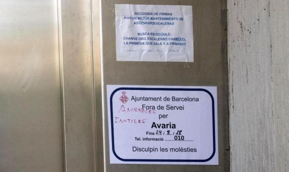 El ascensor de la calle del Telègraf, el pasado verano / HUGO FERNÁNDEZ