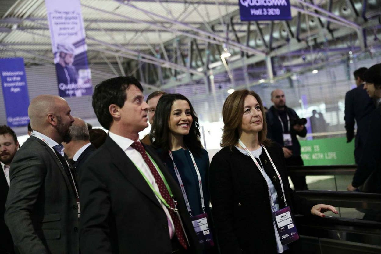 Manuel Valls, Inés Arrimadas y Carina Mejías, visitando el Mobile
