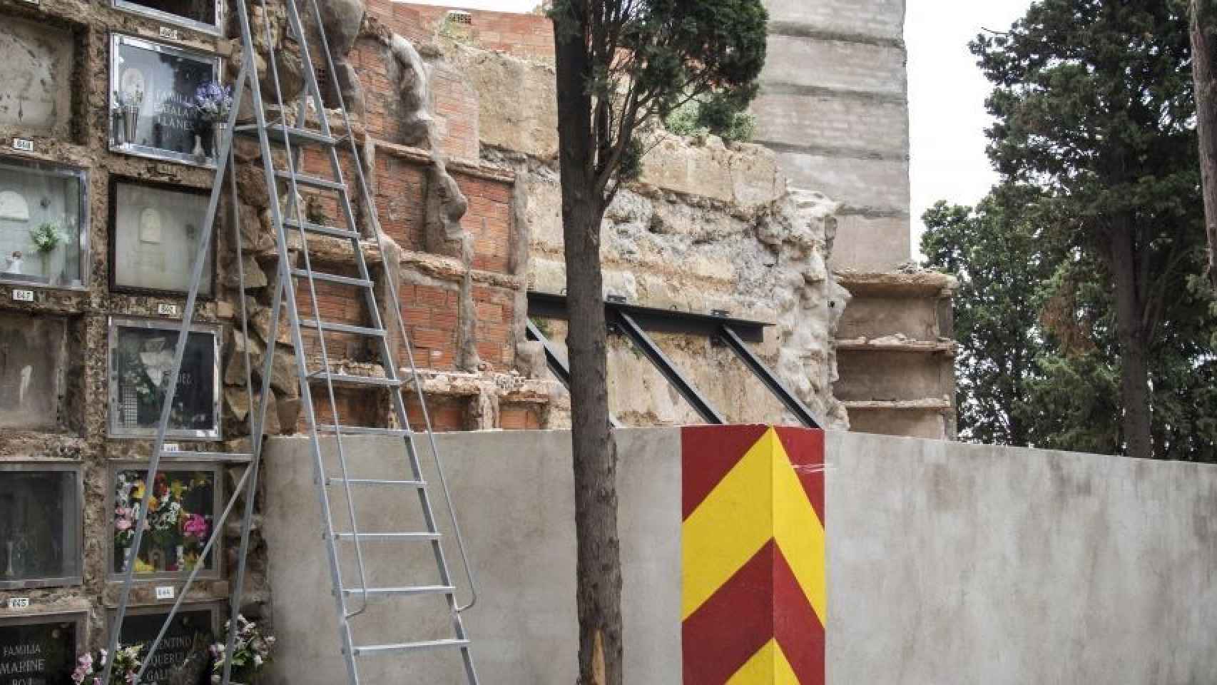 El bloque de nichos del cementerio de Montjuïc que se hundió en septiembre de 2017 / HUGO FERNÁNDEZ