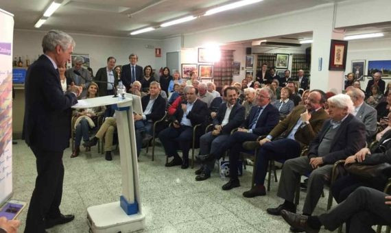 Adolfo Suárez se dirige a los líderes y simpatizantes del PP catalán