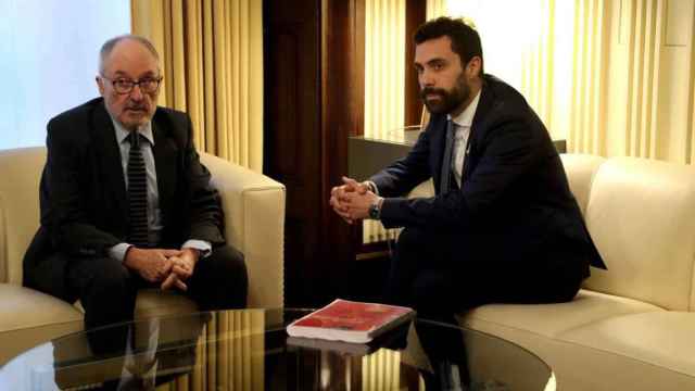 El síndic Rafael Ribó (izquierda), junto con el presidente del Parlament Roger Torrent, está a punto de jubilarse / EFE