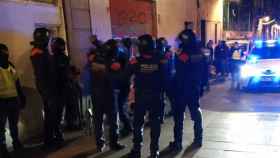 Los efectivos policiales durante una operación anti-droga del Raval / MOSSOS D'ESQUADRA VIA TWITTER