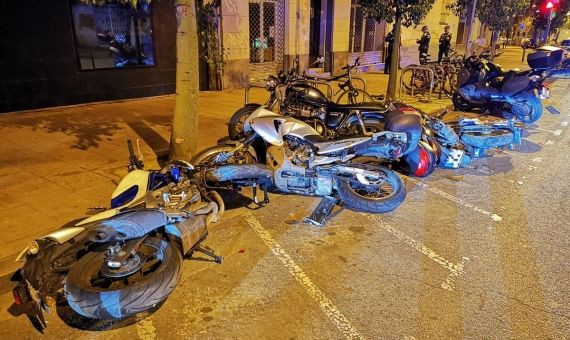 Las motos arrolladas por el conductor borracho en Nou Barris / GUÀRDIA URBANA