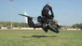 Policía pilotando el dron / HOVERSURF
