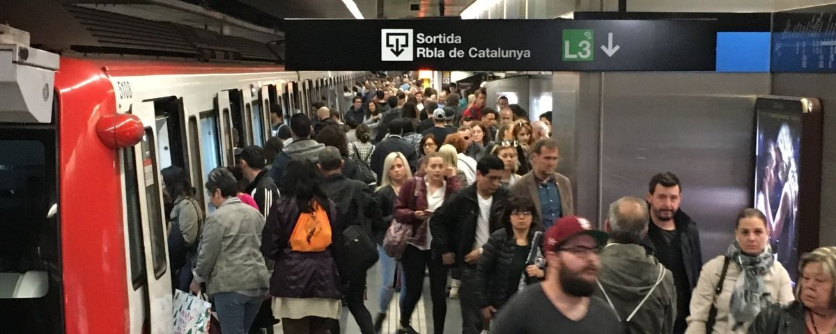 Centenares de personas en el metro de Barcelona / MS