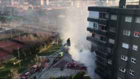 Camiones de bomberos apagan el fuego del incendio en Les Corts / TWITTER