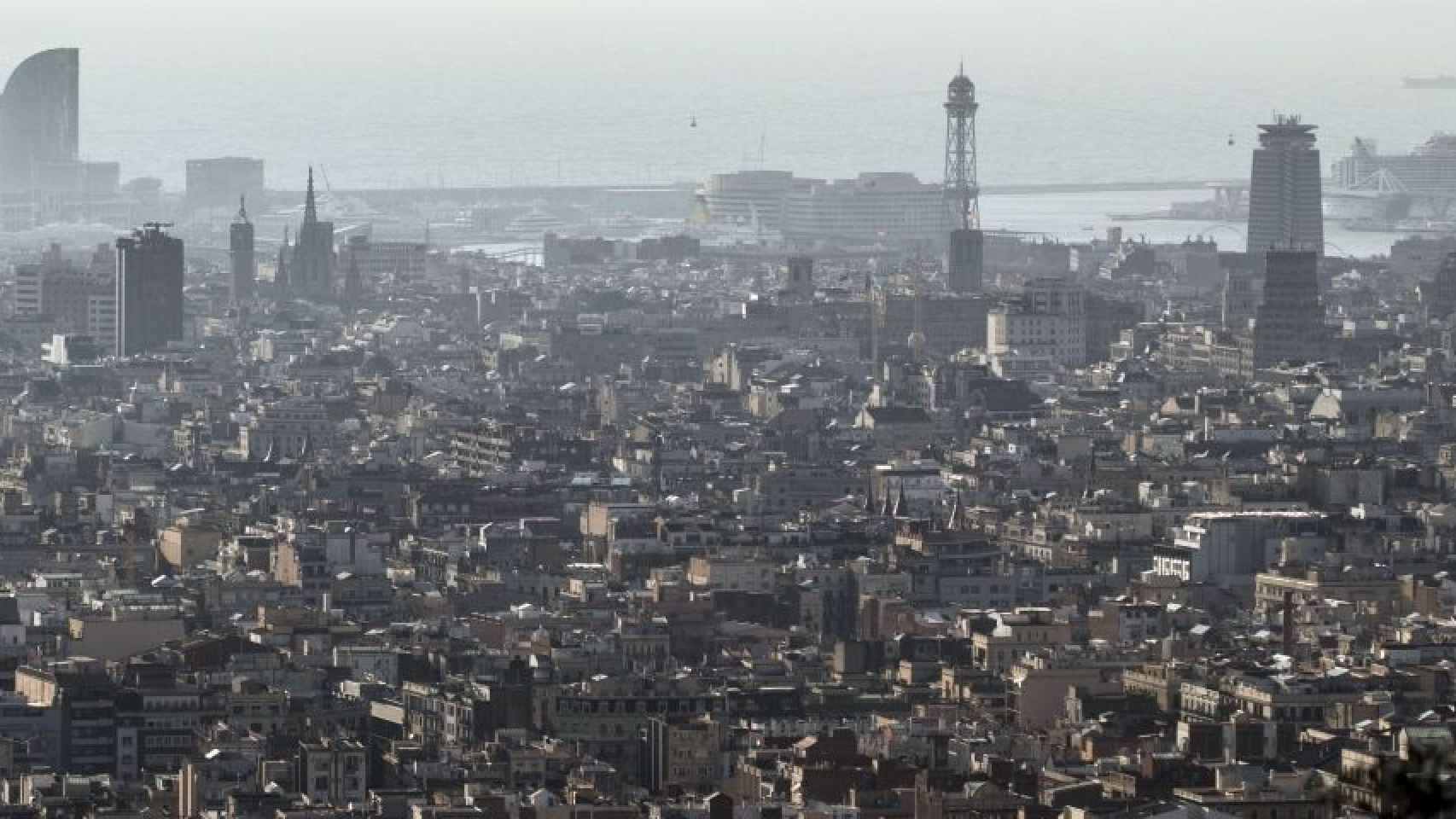 Una imagen de Barcelona en la que se puede observar la contaminación / HUGO FERNÁNDEZ