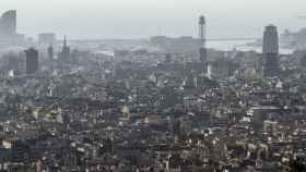 Una imagen de Barcelona en la que se puede observar la contaminación / HUGO FERNÁNDEZ