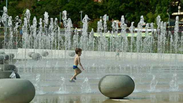 La fuente del parque de Antoni Santiburcio, el pasado verano, con un niño banándose / AYUNTAMIENTO DE BARCELONA