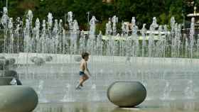 La fuente del parque de Antoni Santiburcio, el pasado verano, con un niño banándose / AYUNTAMIENTO DE BARCELONA