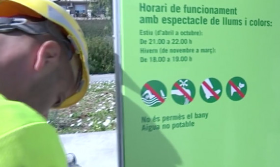 Los operarios cambian los carteles de la fuente del parque de Santiburcio / BETEVÉ