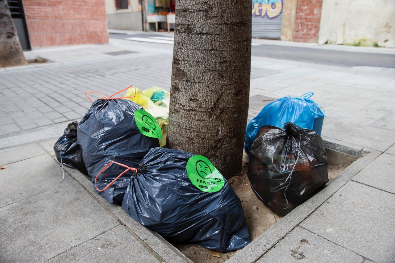Imagen de bolsas de basura en una calle de Sarrià / HUGO FERNÁNDEZ