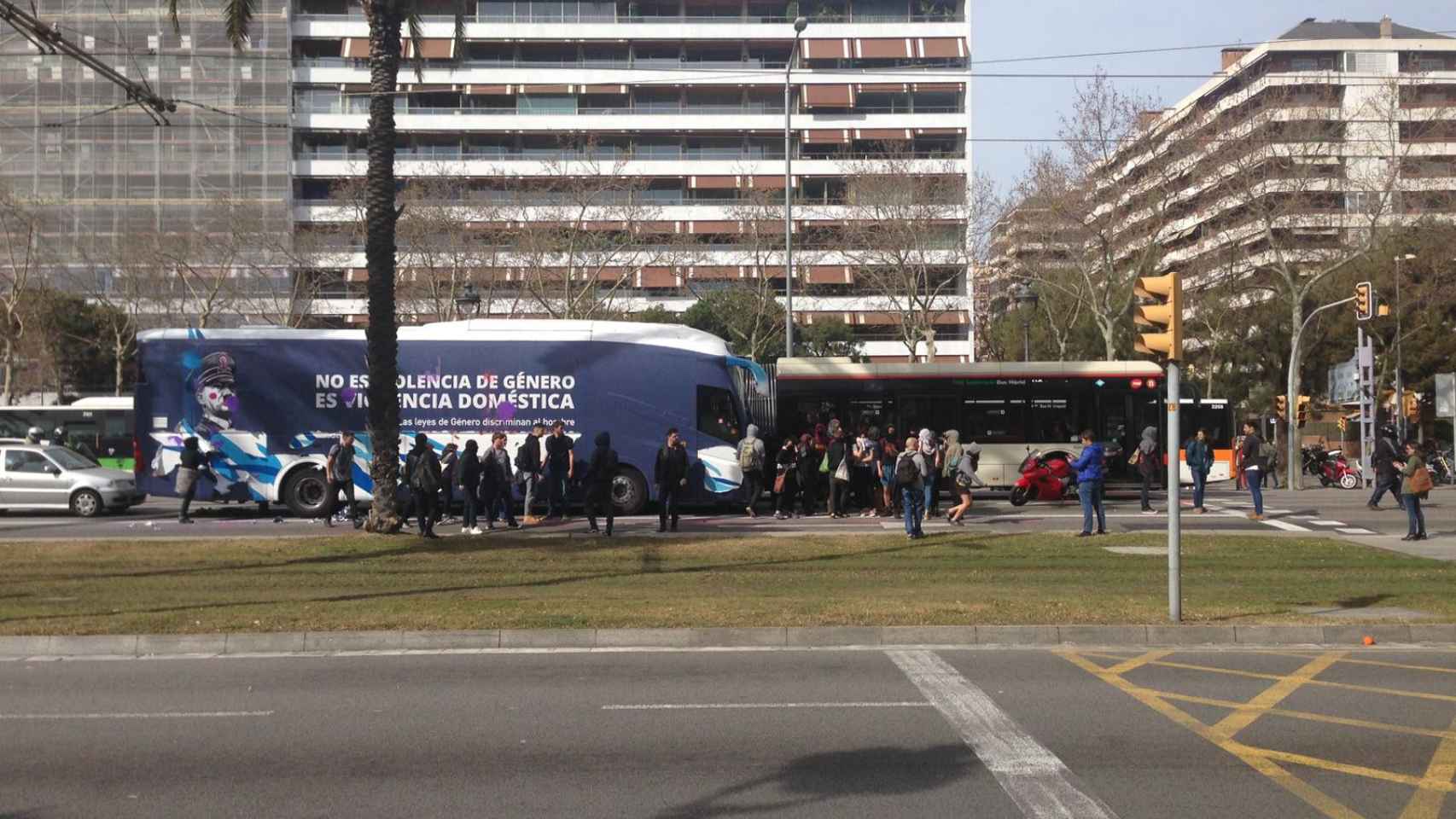 El bus de Hazte Oír en la avenida Diagonal de Barcelona / MA