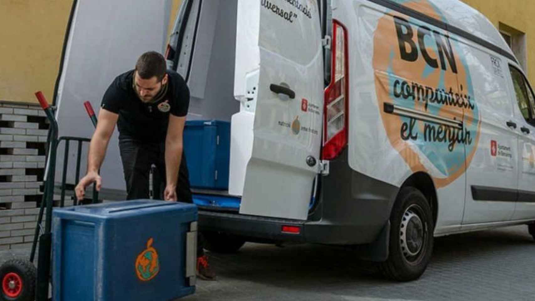 Una furgoneta del Ayuntamiento de Barcelona recoge alimentos para evitar que acaben en la basura / NSF