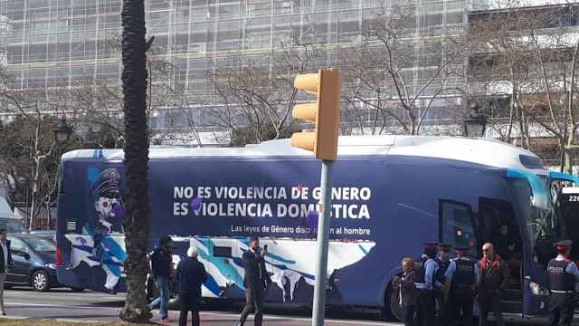 Autobús de Hazte Oir detenido en la Diagonal / EUROPA PRESS