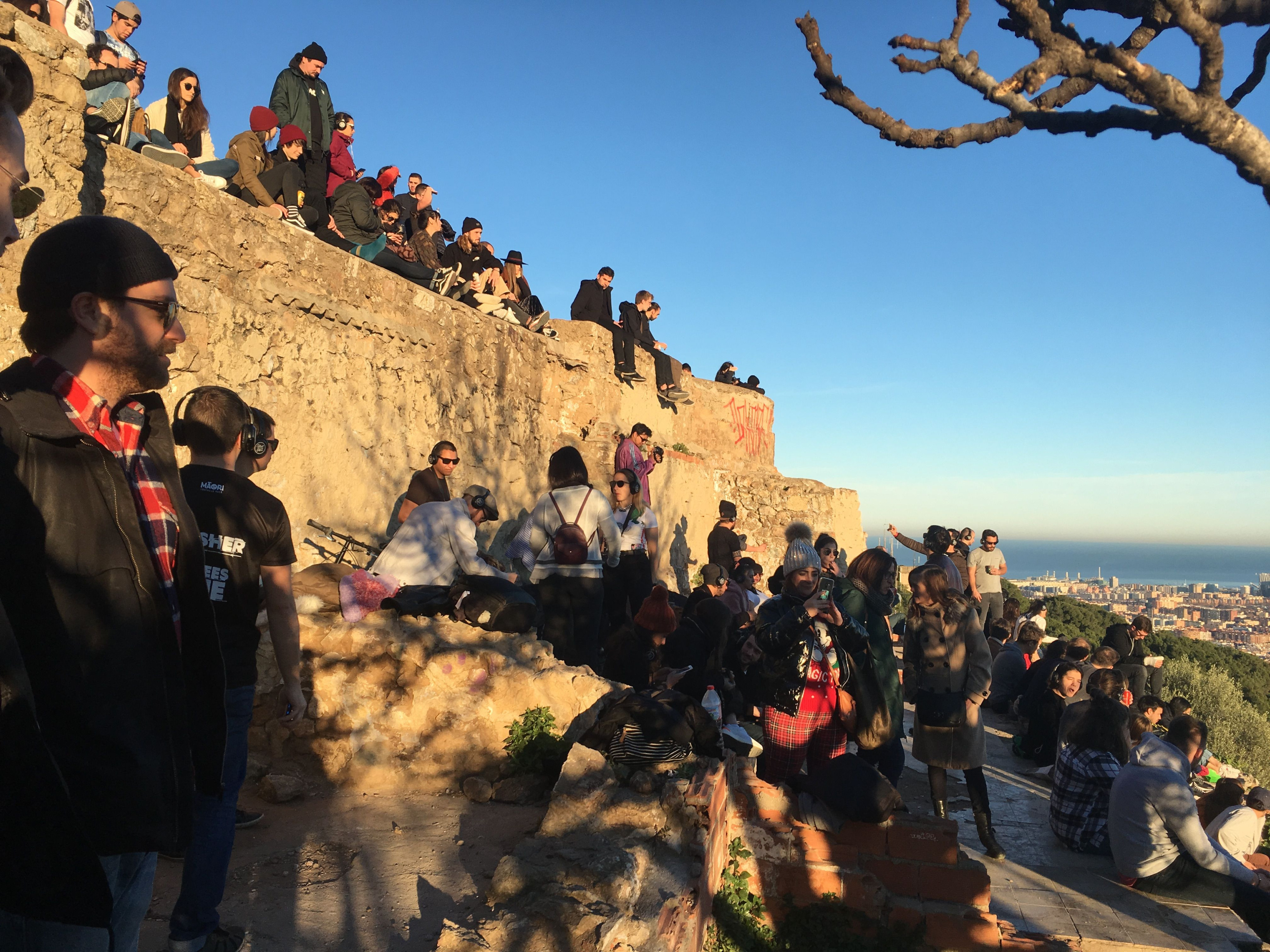 Turistas congregados en los búnkeres del Carmel / PAULA BALDRICH