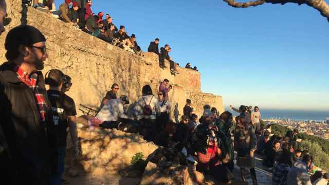 Turistas congregados en los búnkers del Carmel / PAULA BALDRICH