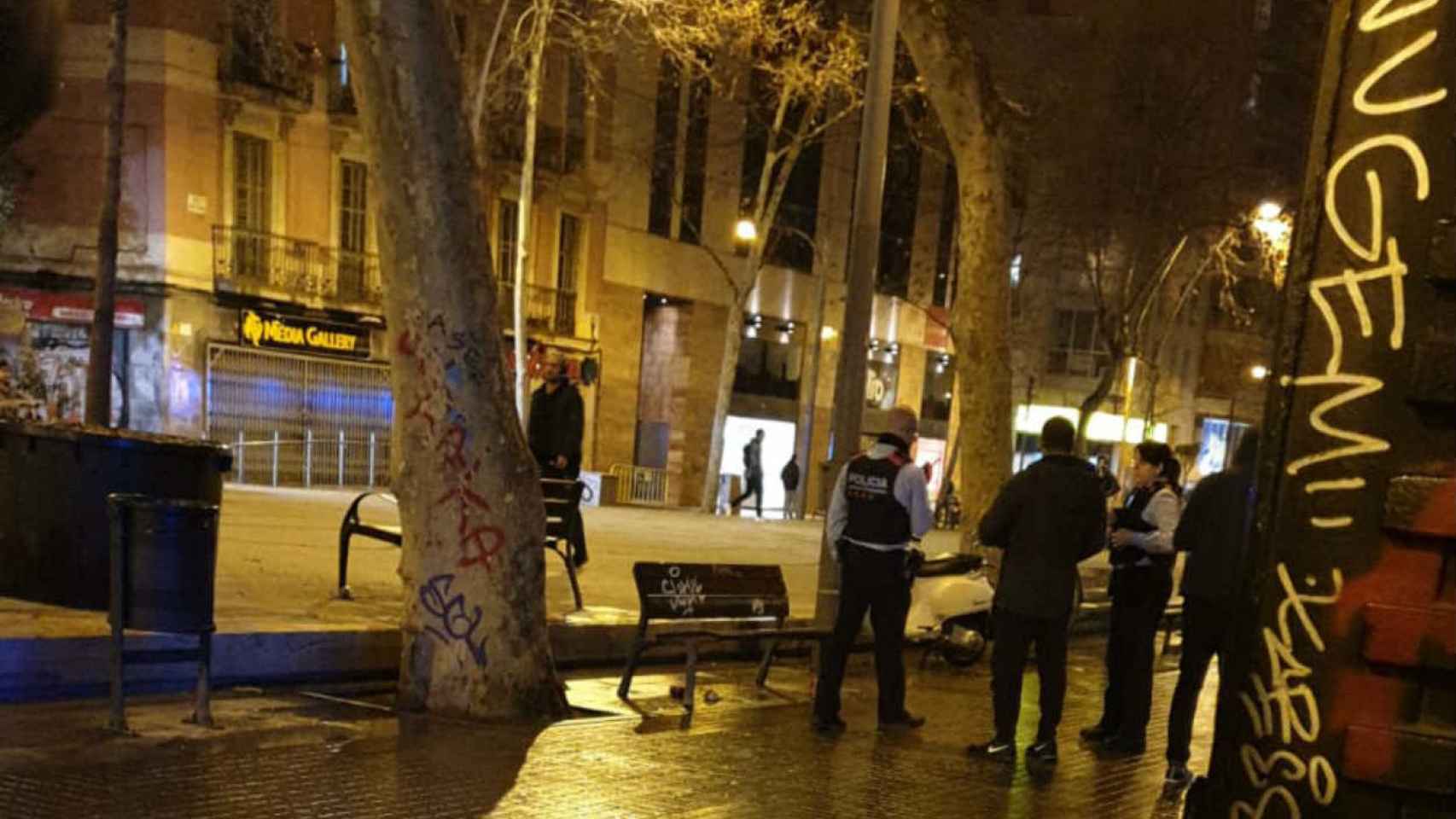 Guardias urbanos y mossos, en el lugar de la agresión