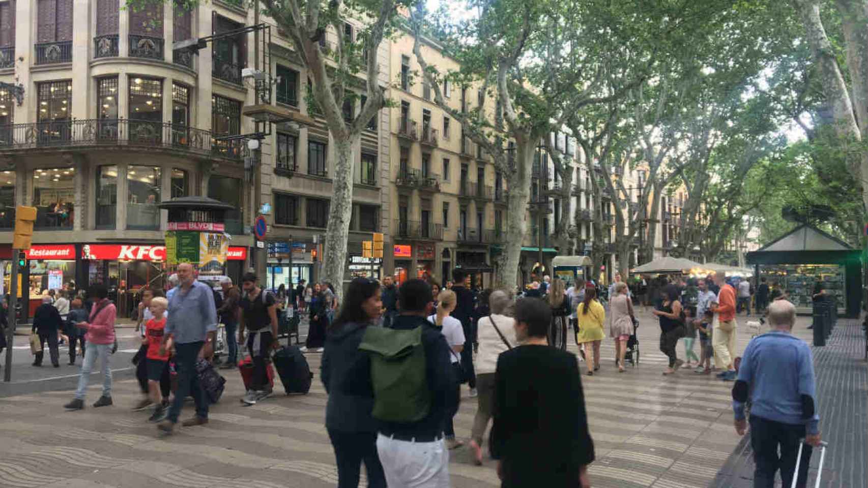 La Rambla, uno de los centros neurálgicos del turismo en la ciudad de Barcelona / CR