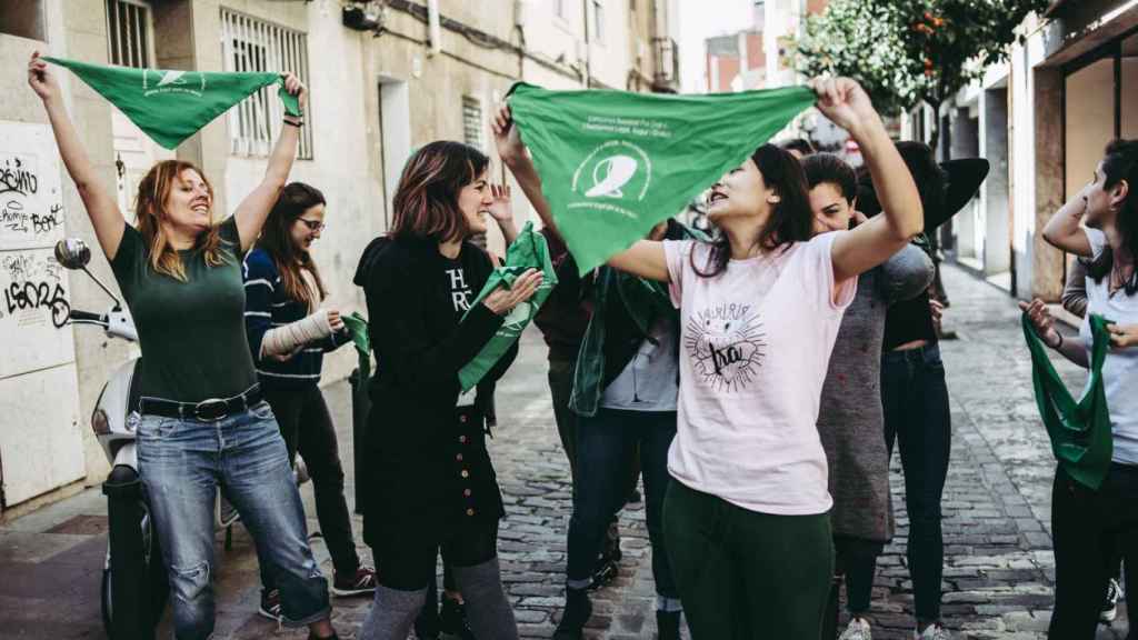 Manifestantes de la organización Marea Verde Barcelona preparándose para el 8M / FEDRA BRONDO