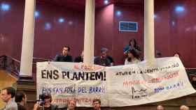 Miembros de la plataforma antidesahucios en el pleno del distrito de Sant Martí / @EnsPlantemP9
