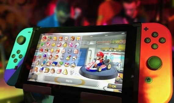 Nintendo Switch reproduciendo un videojuego de Mario Bros. / PIXABAY