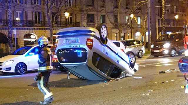 Espectacular choque entre dos coches junto a la Diagonal / METRÓPOLI ABIERTA