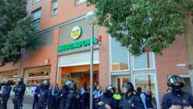Mossos d'Esquadra enfrente del Mercadona de Horta-Guinardó / Twitter