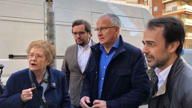 Josep Bou con la propietaria del local ocupado por tres familias con ocho menores / PP